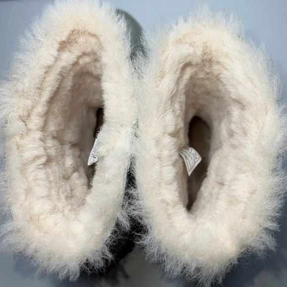 UGG Short Fringe Silver Glitter Boots Size 9 Excellent preowned condition - Picture 5 of 5